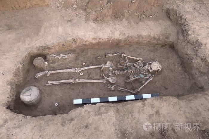 人类遗骸(骨架头骨的骨头)在地下,发现在坟墓和仪式陶瓷罐.