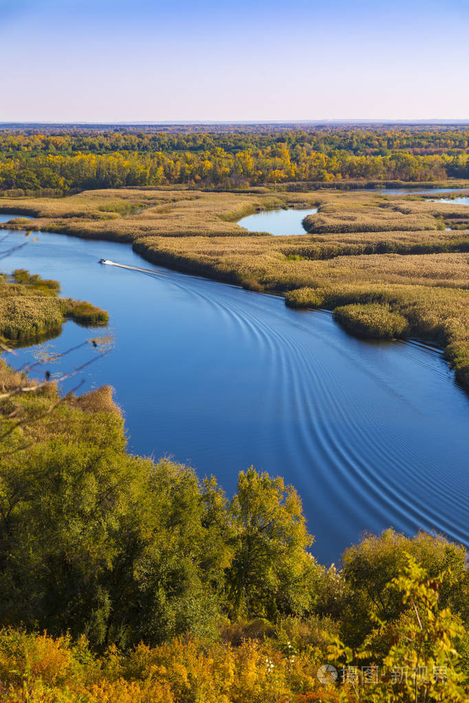 乌克兰自然保护区景观. 美丽的景色从上面的蜿蜒平坦的河流洪水平 ..
