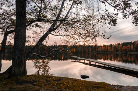 秋叶和森林湖与木码头。