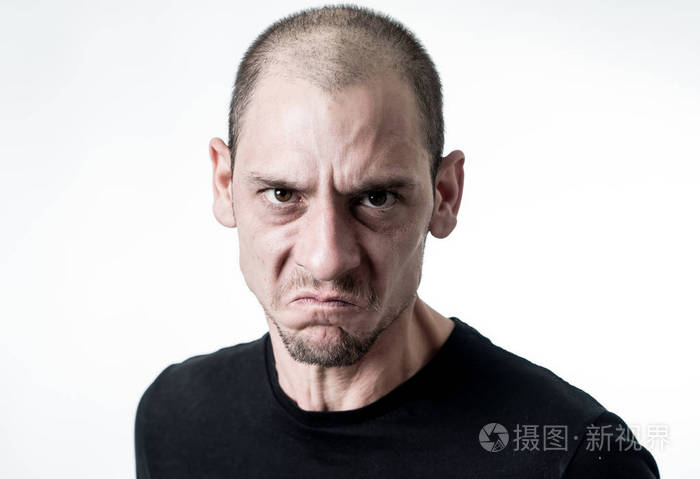 愤怒和沮丧的年轻人的肖像,在人和人的情绪,面部表情和虐待,暴力和