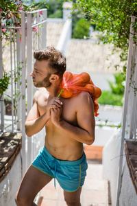 一个光着胸的人背着一袋橘子。 西班牙