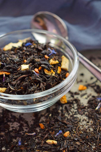 红茶与佛手柑和矢车菊的花。芳香和健康的饮料。