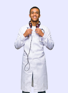 年轻的美国男医生带着耳机在孤立的背景上