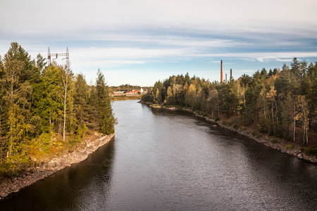 芬兰KymenlaaksoKouvolaKymijoki河水域秋季景观