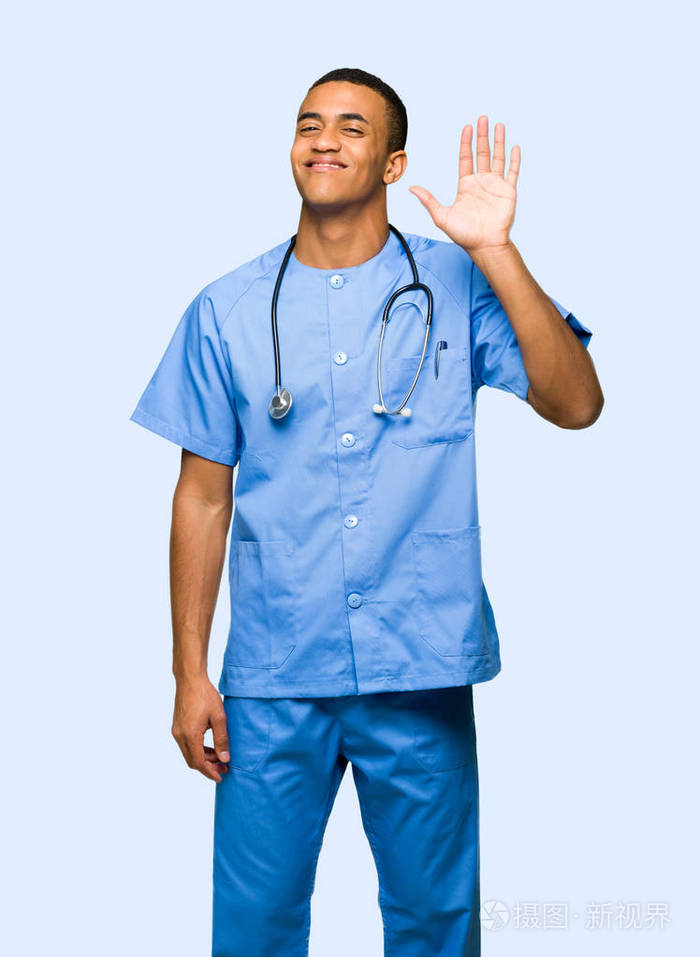 外科医生男子用手敬礼在孤立的背景上表情愉快