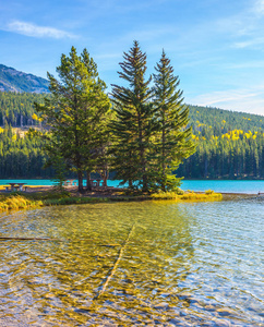 加拿大的金秋。 落基山上的两个杰克湖。 湖岸附近迷人的小岛。 生态和主动旅游的概念