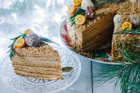 冬天自制的生日蜂蜜蛋糕放在木桌上。 乡村风格。