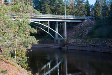 芬兰KymenlaaksoKouvolaMylykoski桥和Kymijoki河水域的秋季景观