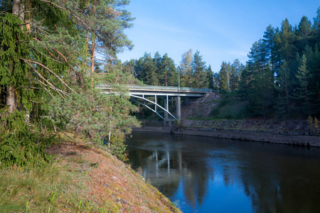 芬兰KymenlaaksoKouvolaMylykoski桥和Kymijoki河水域的秋季景观