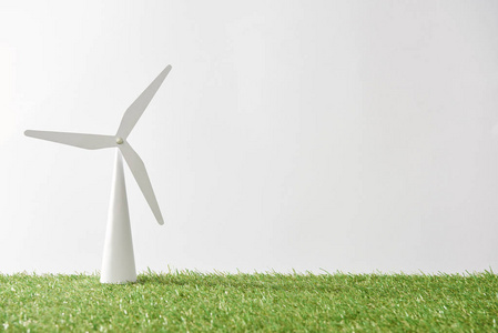 绿色草地和白色背景的风车模型，带有复制空间