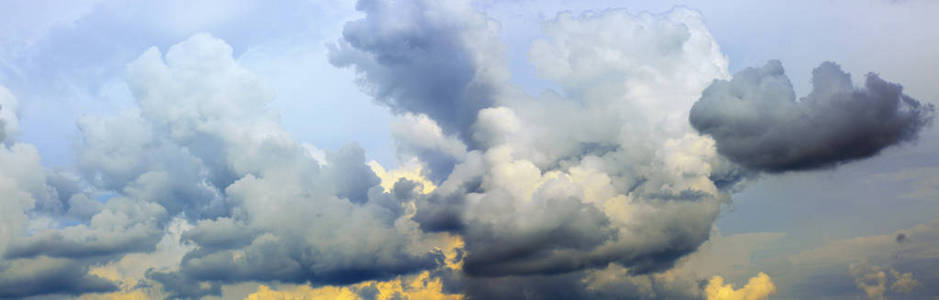 灰蒙蒙的多雨天空, 有大云。自然背景