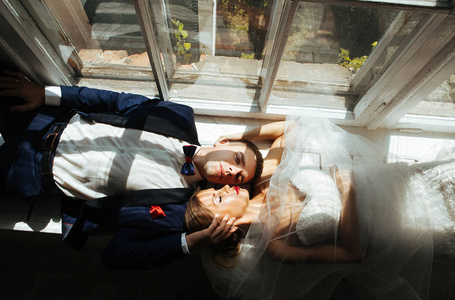 时尚的新娘和新郎在演播室的婚礼照片拍摄中，一对情侣在强光下拍摄爱情照片