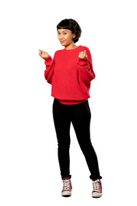 一个穿着红色毛衣的短发女孩在白色背景下做赚钱的手势