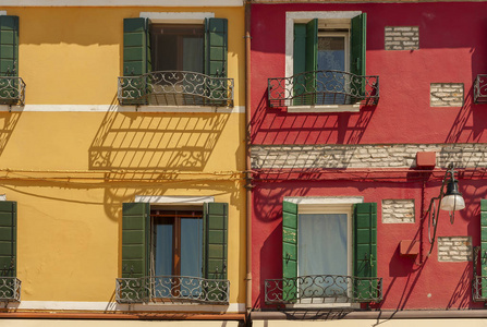 意大利威尼斯博拉诺岛五颜六色的房子。
