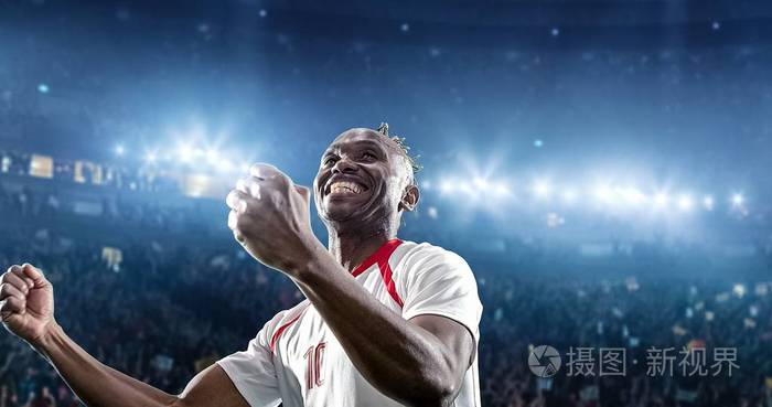 快乐的足球运动员在职业足球场上庆祝胜利