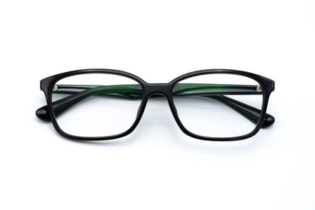 黑色眼镜眼镜，有闪亮的黑色框架，用于阅读一个有视力障碍的人的日常生活。 白色背景作为背景健康概念与复制空间。