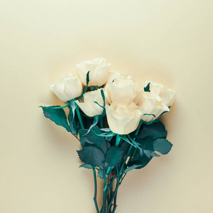 创造性的顶部视图平躺新鲜的白色玫瑰花束与复制空间背景极简主义风格。 女性博客社交网站节日结婚邀请卡