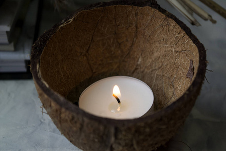 椰子皮上的蜡烛。