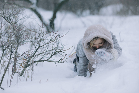 可爱的小女孩在树林里的冬天。下雪