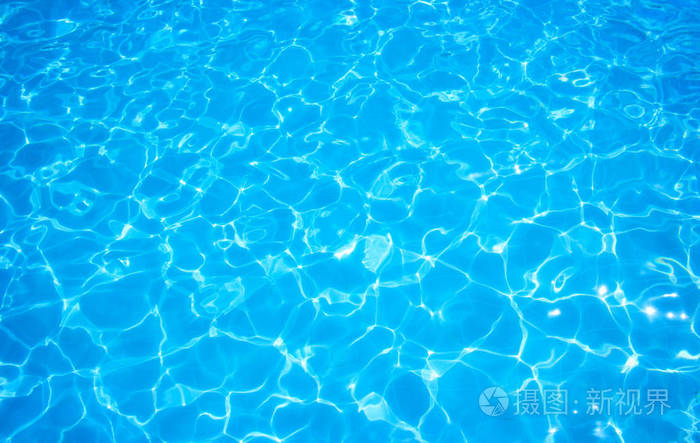 游泳池里蓝色的破水照片 正版商用图片18jrvl 摄图新视界