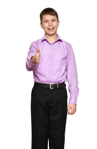 白色背景黑色裤子和紫色衬衫的男孩