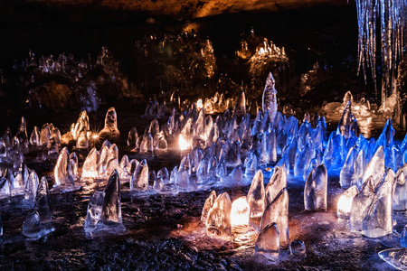 仙女洞，冰片洞仙女。蜡烛照亮冰摊的洞穴仙子国家公园瑞士波希米亚