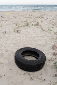汽车轮胎扔到海滩上