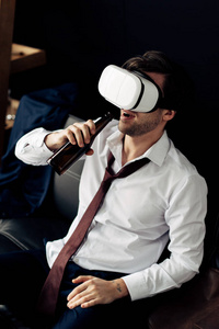 戴着虚拟现实耳机的男人喝啤酒
