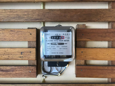 木制墙上的电能表测量工具