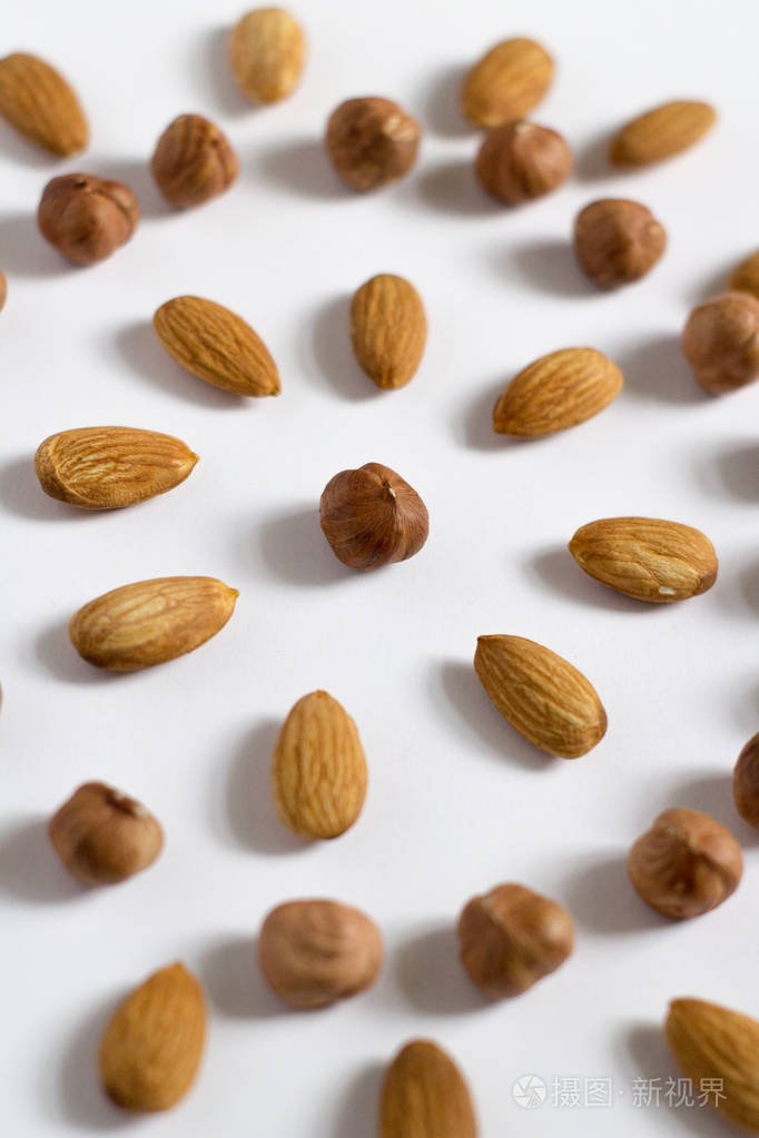 白色背景的坚果杏仁和榛子