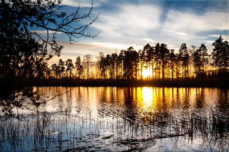 日落时分，基米约基河水域美丽的秋景。芬兰，Kymenlaakso，Kouvola