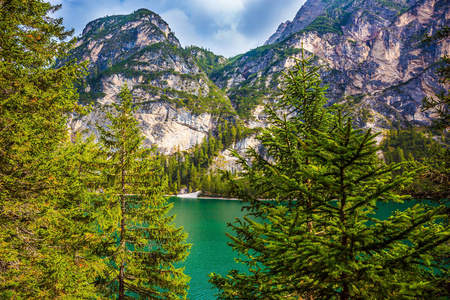 美丽的拉戈迪布莱斯湖，南蒂罗尔，意大利。步行和生态旅游的概念..绿色的水域