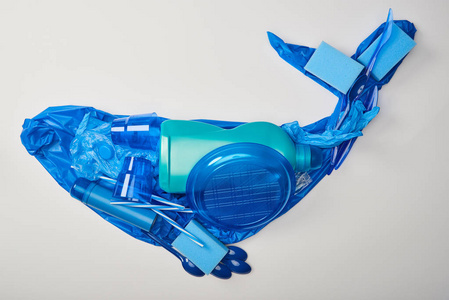 用一次性塑料餐具袋海绵和白色橡胶手套制成的鲸鱼的俯视图