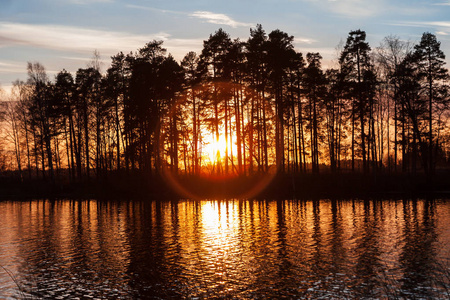 日落时，Kymijoki河水域美丽的秋季景观。 芬兰