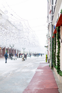 冬天街上的城市景色。 建筑物上覆盖着雪。 莫斯科俄罗斯中部。