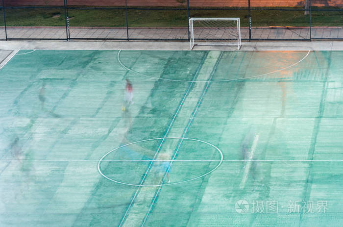 鸟瞰小足球场与运动球员在泰国市区。