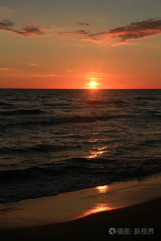 美丽的暗红色日落在波罗的海,斯文托吉立陶宛.