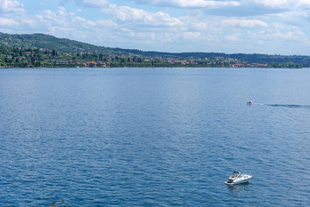 意大利嘉达湖的全景。 夏天阳光明媚的一天。