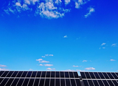 在蓝天和云背景的太阳能农场使用太阳能电池板太阳能电池的发电厂