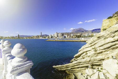 贝尼多姆阳台观庞尼特海滩港口摩天大楼和山脉西班牙。