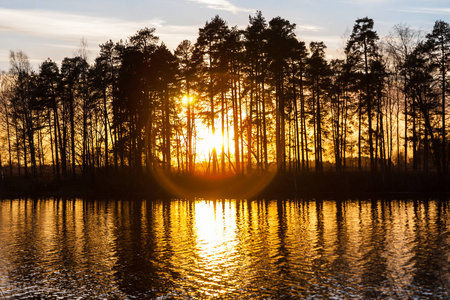 日落时，Kymijoki河水域美丽的秋季景观。 芬兰