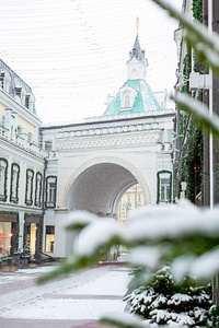 冬天街上的城市景色。 建筑物上覆盖着雪。 莫斯科俄罗斯中部。