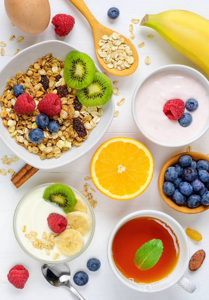 健康早餐在白色木背景