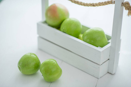 白色背景盒子里的新鲜绿苹果