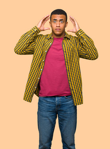 年轻的AFRO美国男人牵着头，因为偏头痛在孤立的背景下