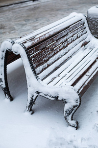 冬天街上的城市景色。 建筑物上覆盖着雪。 莫斯科俄罗斯中部。