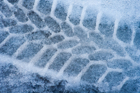 在雪地里关上汽车轮胎痕迹