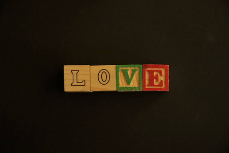 木立方体，大写字母，创造了爱这个词
