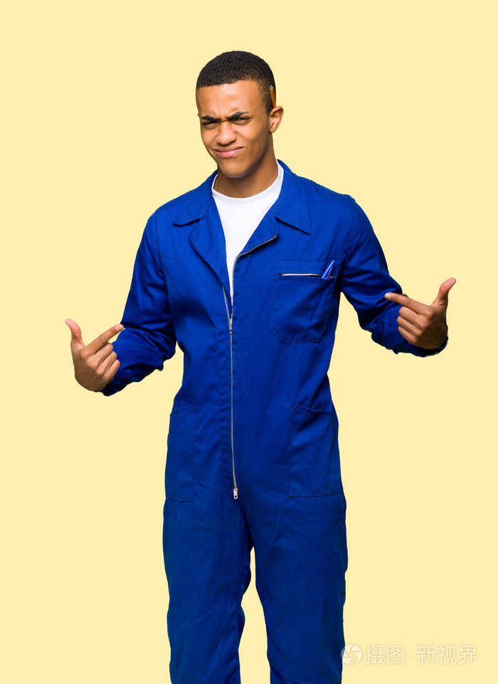 年轻的美国工人男人骄傲和自我满足爱自己的概念在孤立的背景下