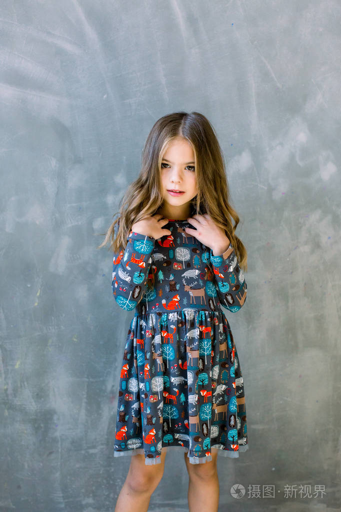 儿童时尚美发师生日. 灰色背景长发的小女孩.